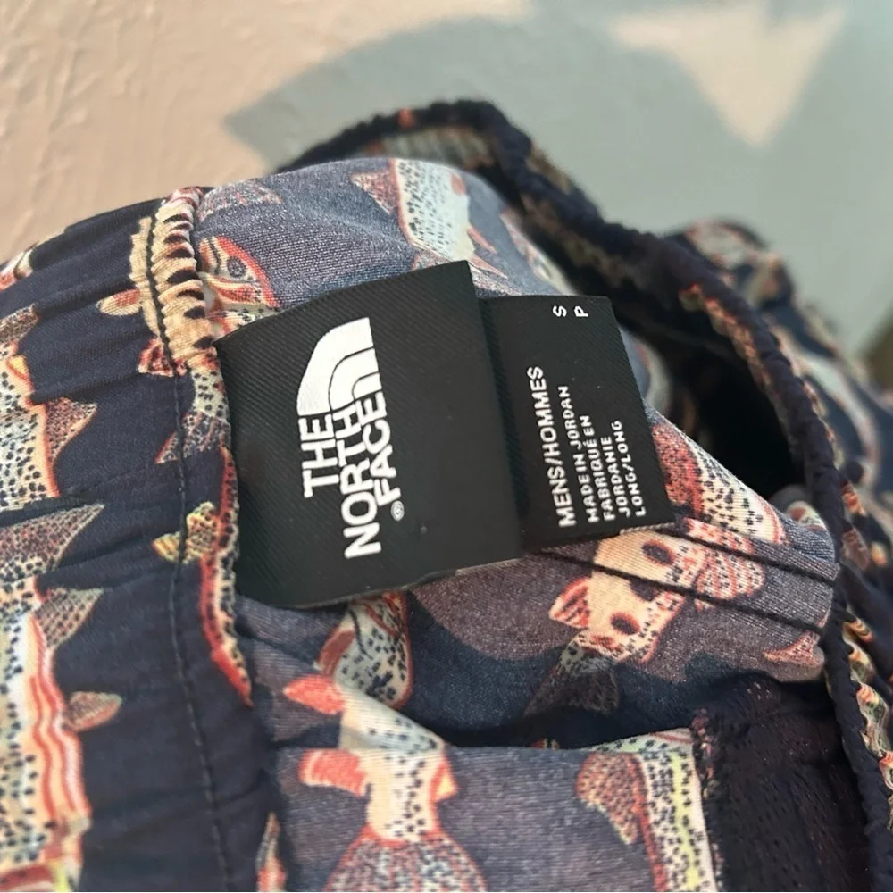 The North Face Men's Class V Pull On Short Navy Fly Reel Fish Print Small